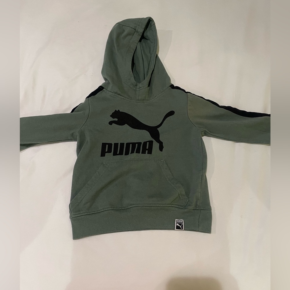 Monday-Friday flash sale ‼️
PUMA green kids hoodie